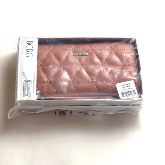Cute BCBGeneration Tara Quilted Boxed Wristlet - Picture 10 of 10